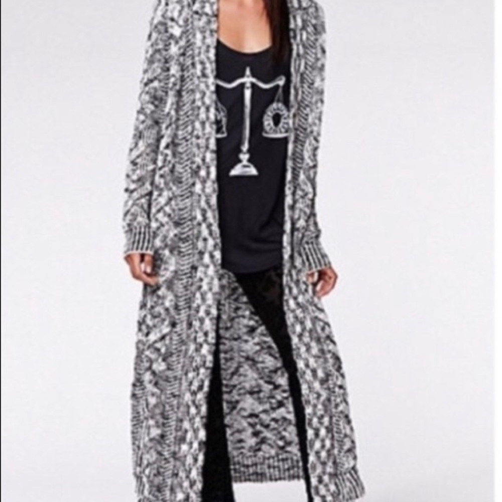 Black and white Kendall & Kylie duster.